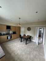 Spacious Private Room with TV in Shared House - Chambres d’hôtes Altofts