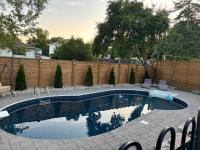 Bright & Cozy 4BR Home for Your Family Stay With Optional Pool Access - Chambres d’hôtes Mississauga