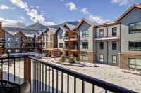 Pool and hot tub Stunning 2Bd haven in the Rockies - Chambres d’hôtes Dead Man's Flats