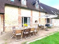 Le Pressoir du Château de Neuville - Piscine chauffée - Jeux - Forêt - Chambres d'hôtes Livarot