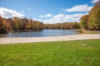 Spacious 3BR Home with BBQ in Gated Penn Estates - Chambres d’hôtes East Stroudsburg