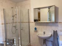 Alter Gutshof Kromlau Direkt am Schloss und Rhododendronpark, Terasse und Parkplatz - B&B Kromlau