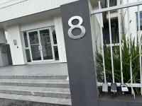 Stunning 3 bd - 2 bth city apt - Pool & Carpark - B&B