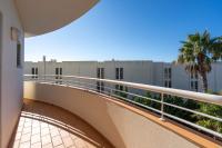 Host Wise - Bright & Stylish Lagos Flat with Pool - B&B Lagos