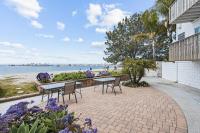 Bayside Villa -2BR Beachfront FREE parking - B&B
