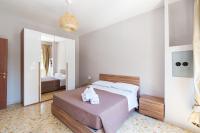 Walk-Ostia - Central New Condo - Bed and Breakfast