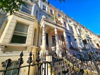 Spacious & Cosy 2 Bedroom Home plus 2 Sofa-beds with Private Entrance and Back Patio, 3 min walk to Earl's Court Station - Chambres d'hôtes Londres