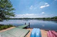 5-Bedroom Lakefront, private beach wifi AC boat & - Bed and Breakfast