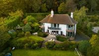 Hawkwood Court - with Hot Tub, Cinema, Gym, Games Room & Outdoor Kitchen - Bed and Breakfast