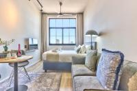 Upmarket East City Apartment w views - B&B