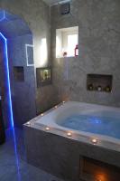 2 Bed Flat - Sleeps 4 - Jacuzzi Bath - Parking - B&B Bradford