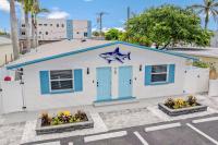 The Shark Tank Cocoa Beach - Beach Boho, Downtown, 5-Min Walk to Beach, Shops & Bars - B&B Cocoa Beach