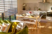 3 bed home with pool table, near Westfield Mall - B&B Christchurch