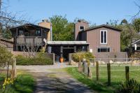 Peaceful Nelson getaway - spa pool, space & views - B&B
