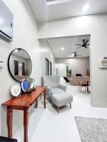 Sejenak Homestay with Pool - B&B Jertih