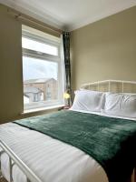 Boho Modern Entire House in Southampton - Sleeps 13 - 5 Bedrooms - 7 Beds - Overlooking the original city walls -walking Distance to the city centre & Cruise Terminals - Private garage - Chambres d'hôtes Southampton