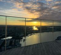 Luxury City Apartment in Canary Wharf City Centre with Private Balcony, and 360 Skyline City View - B&B