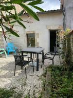 Maison de la Greve - coeur de Marans avec cour - B&B