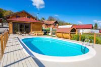 Luksuzna drvena kuća Babylonica sa bazenom,teniskim terenom i wellnesom - B&B Petrinja