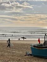 One bedroom apartment Costa da Caparica! 5min-walk to the beach, perfect for surfers and beach lovers - Chambres d’hôtes
