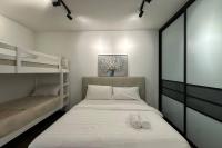 Seaview Premium Duplex in Gurney with WiFi & Full Kitchen 12B - B&B George Town