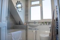 3 Bedroom home in Milton Keynes with Free Parking, WiFi and SKY TV - Chambres d'hôtes Milton Keynes