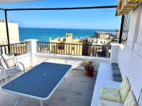 Historic Charm with Terrace and Sea Views - Chambres d’hôtes