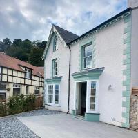 Family Holiday Home by the Great Orme Tramway and Beach - B&B