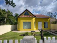 casa 700m da praia, ideal para família, 3 quartos , piscina, ar condicionado, churrasqueira, wi fi, estacionamento, até 10 pessoas, - B&B Itapoá