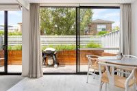 Sleek 2-Bed Apt Metres to Beach - B&B Sydney