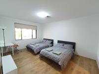Cozy Family Room with Private Bathroom in Spacious Home - M8 - B&B