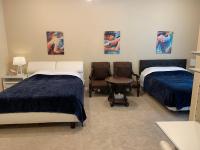 Habitación con cama grande y bañera de hidromasaje