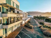 Marine Court 5 by BACK IN TOWN - 2Bedroom Ocean-facing Apt in Hermanus Centre - B&B Hermanus