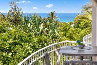 Andari Apartment 2, Sunshine Beach, Beachfront Street and just steps to Surf-club - Chambres d'hôtes Sunshine Beach
