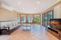 Sunny 5BR House with Private Pool in Carlingford - B&B Dundas Valley