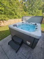 Private Room & Bathroom - Hot Tub on Patio - B&B