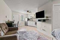 Queen Bed Modern Studio Apartment in Huntsville - B&B