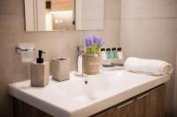 Erato - Newly renovated Home with Parking - Chambres d'hôtes La Canée