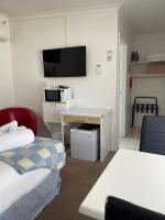 Habitación con cama grande