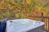 10 minutes to Parkway, BunkBeds, Hot Tub, Firepit - Hidden Bear - B&B