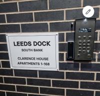 Modern apartment by Leeds dock - B&B