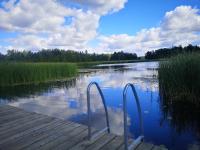 Dom nad jeziorem z prywatnym pomostem i linią brzegową - B&B Orzysz