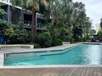 Modern 5-Guest Pool Retreat for Family & Business - B&B