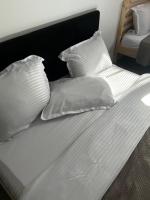 Habitación con cama extragrande.