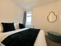 Entire Newly Renovated house -Southampton City - Private Driveway Parking - 4 Bedrooms 5 Beds Sleeps 7 - Great for Friends, Families & Contractors - Chambres d'hôtes Southampton