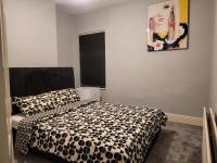 Apartment - Sleeps 5 - Great Location - Parking - B&B Stoke-on-Trent