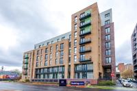 Modern 2 Bed Apartment With Balcony By Host A Home - B&B
