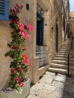 Moon Malta Boutique Stay with Rooftop Pool & Sea Views of Valletta, Grand Harbour & Three Cities - B&B Cospicua