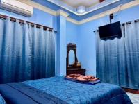 Zimmer mit Queensize-Bett und Balkon