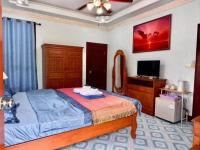 Zimmer mit Kingsize-Bett und Bergblick
